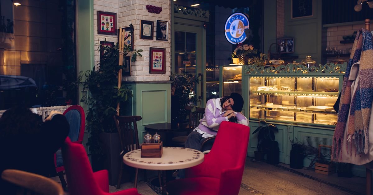 利用客のいるカフェの客席を写したイメージ画像。電源とWi-Fiの利用条件は店舗ごとの確認が必要です。