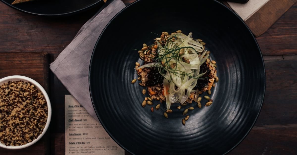 ของกินเย็นป้อมปราบ: อาคารพาณิชย์ ของว่าง และเส้นทางเดินกิน
